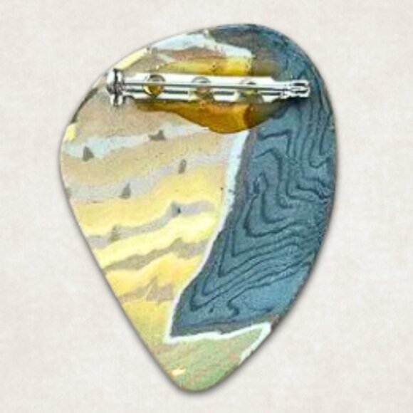 Brooch $5 with bundle - Picture 2 of 4